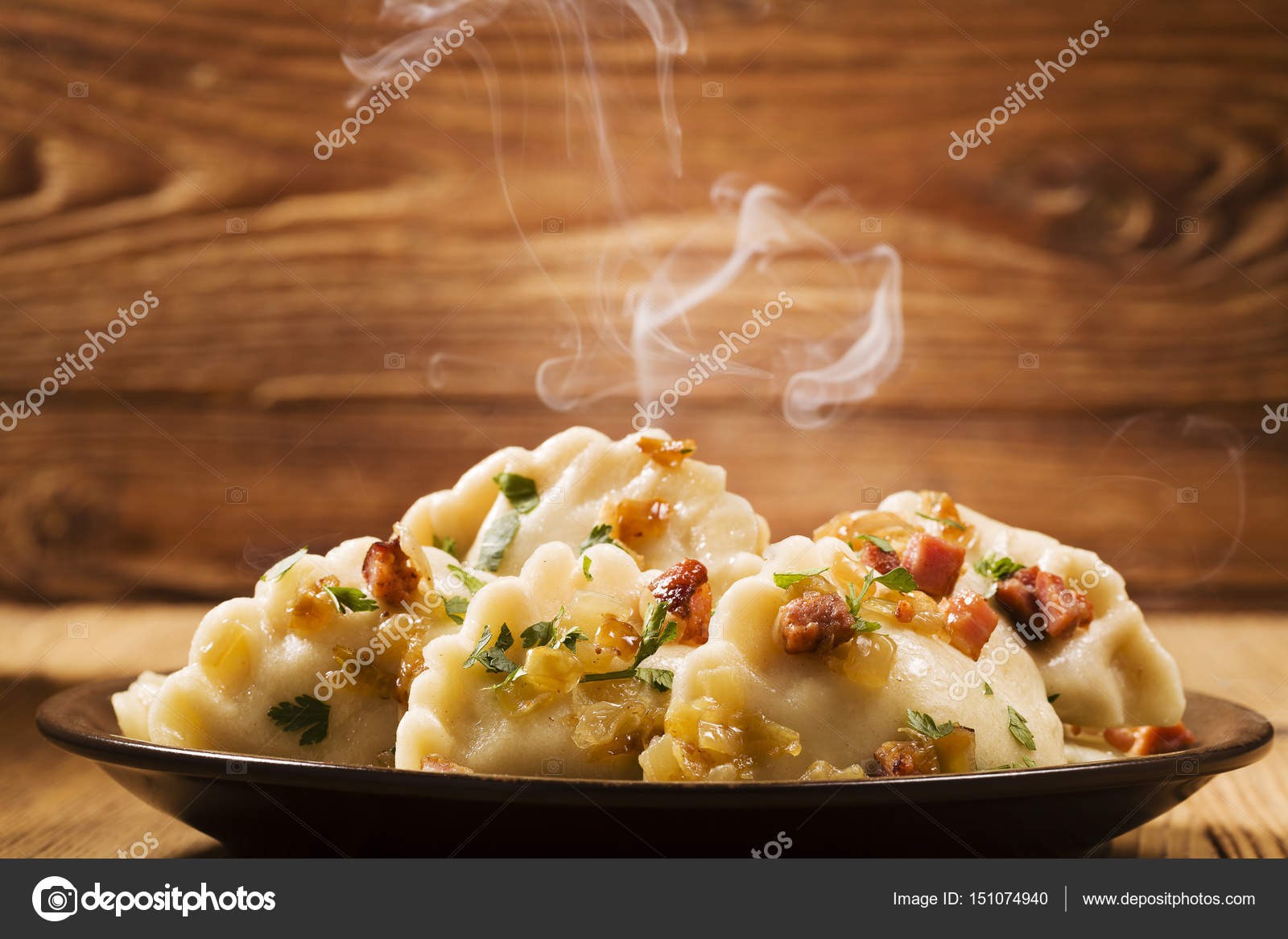 жареные пельмени на сковороде. вареники с картофелем. вареники с картошкой. пельмени жареные на сковороде с луком. пельмени на сковороде.