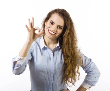 Güzel bir gülümseyen genç kadın portresi bir mavi giyinmiş sh