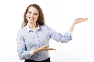 Güzel bir gülümseyen genç kadın portresi bir mavi giyinmiş sh