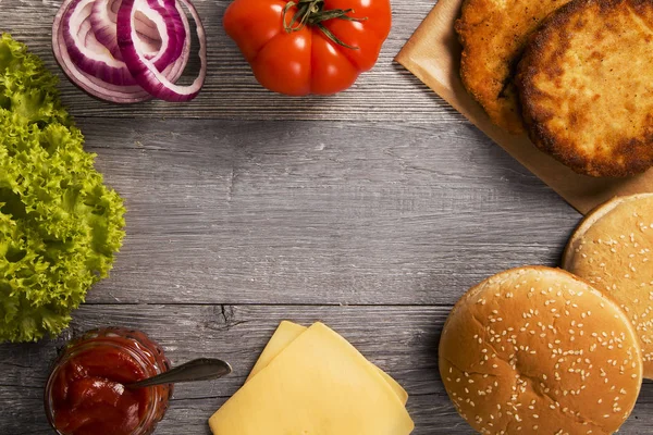 Hamburger di pollo con formaggio, lattuga, pomodoro e cipolla — Foto Stock