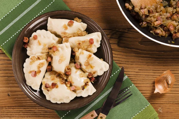 Deliciosas albóndigas caseras con cebolla y tocino — Foto de Stock