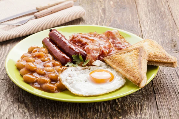 Café da manhã inglês completo com bacon, salsicha, ovo frito, bea assada — Fotografia de Stock