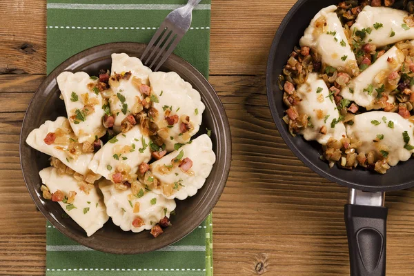 Deliciosas albóndigas caseras con cebolla y tocino — Foto de Stock