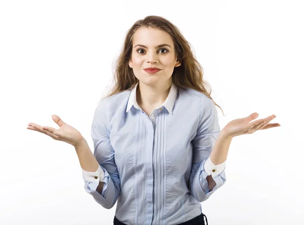 Portret van een mooie jonge lachende vrouw gekleed in een blauwe sh — Stockfoto