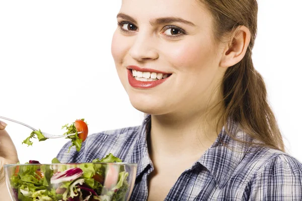Красива молода жінка їсть овочевий салат — стокове фото