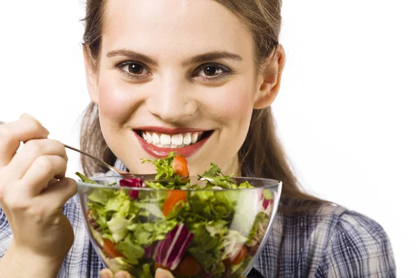 Bella, giovane donna mangiare insalata di verdure — Foto Stock