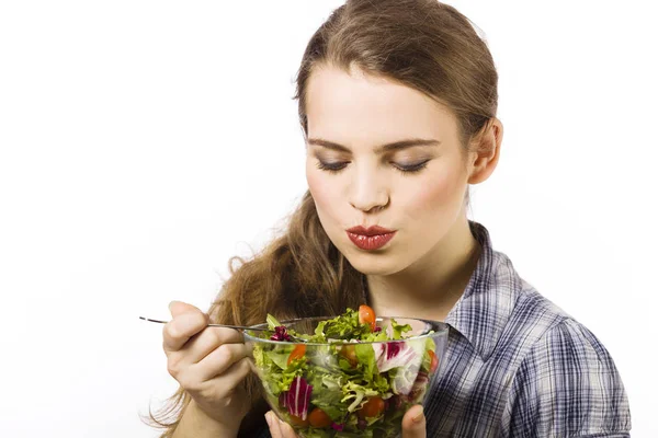 Indah, wanita muda makan salad sayuran — Stok Foto