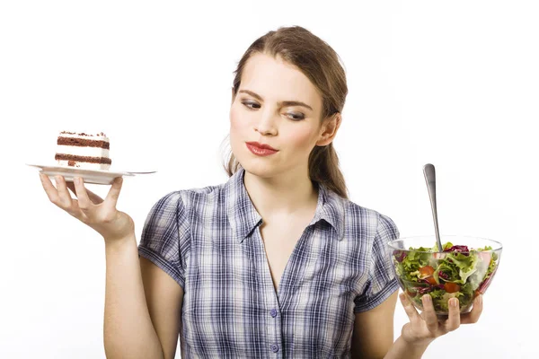 Bolo ou salada - essa é a questão. Menina bonita com — Fotografia de Stock