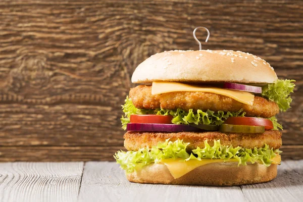 Kip hamburger met kaas, sla, tomaat en UI — Stockfoto