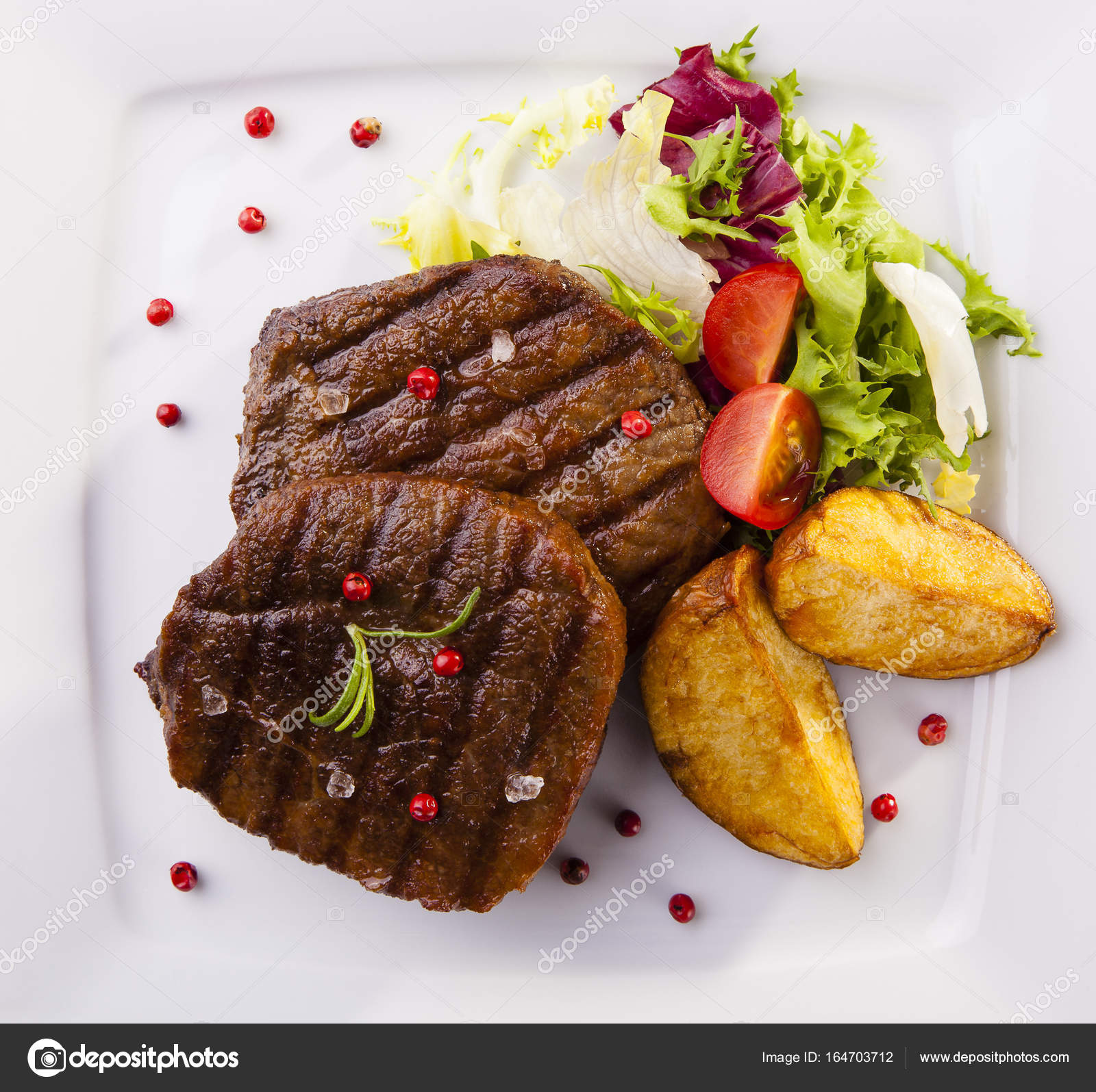 Renkli Sebze Sote ile Biberiyeli Biftek Izgara Renkli Sebze Sote ile Biberiyeli Biftek Izgara
