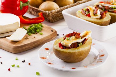 Pastırma ile doldurulmuş fırında patates