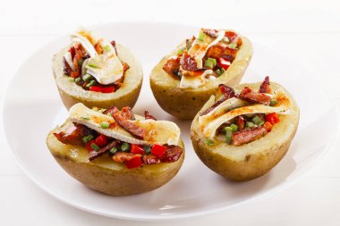 Pastırma ile doldurulmuş fırında patates