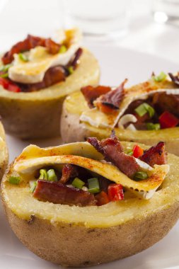 Pastırma ile doldurulmuş fırında patates