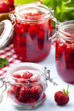 Ev yapımı çilek kompostosu.