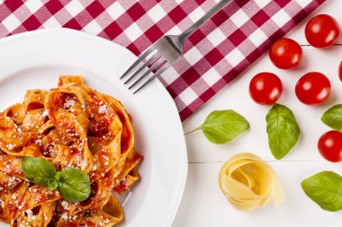 Makarna tagiatelle domates ile