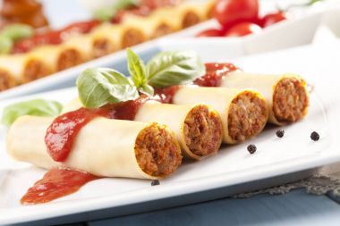 plaka üzerinde doldurulmuş makarna