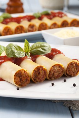 plaka üzerinde doldurulmuş makarna