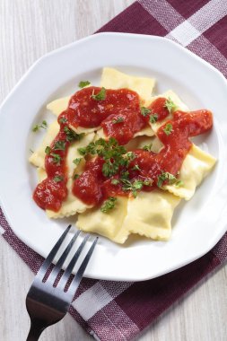 Domates soslu ravioli.