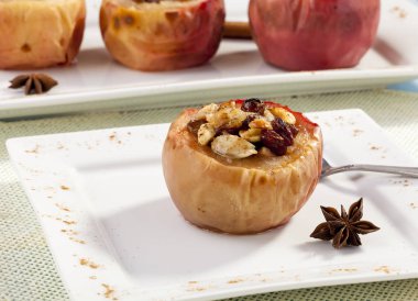 Pişmiş tatlı elma 