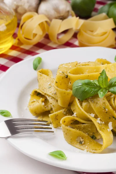 Makaron tagiatelle z pesto — Zdjęcie stockowe