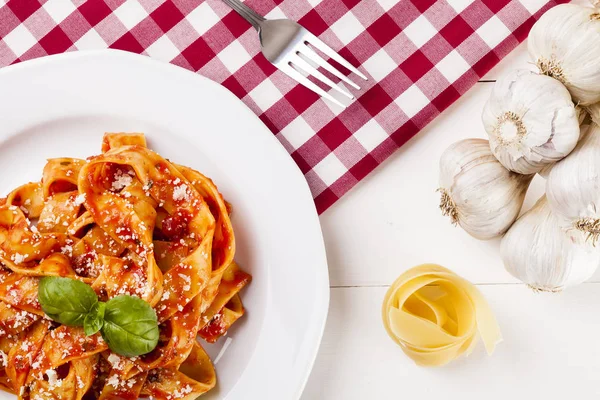 Tagiatelle de macarrão com tomate — Fotografia de Stock