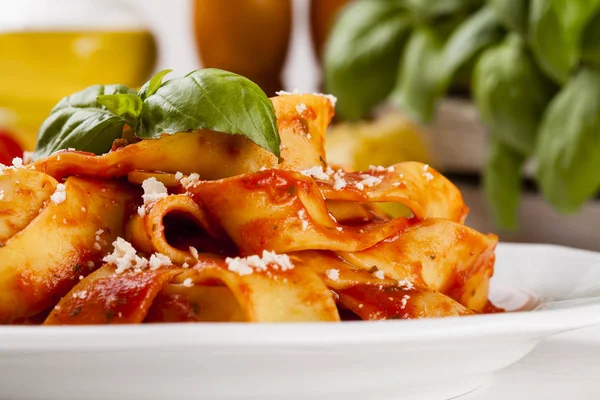 Pasta tagiatelle med tomat — Stockfoto