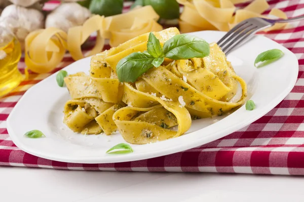 Pâtes tagiatelle au pesto — Photo