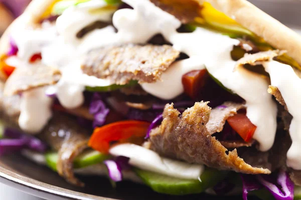 Carne de vită Kebab într-un chifle — Fotografie, imagine de stoc