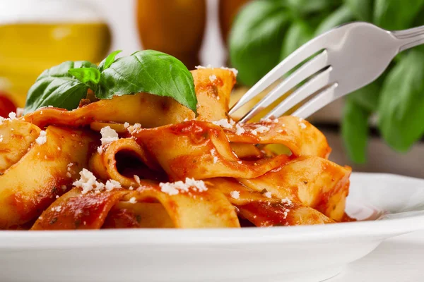 Tagiatelle de pasta con tomate —  Fotos de Stock