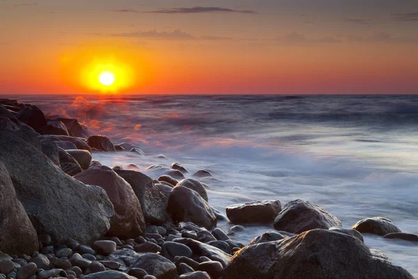 Stenstrand vid solnedgången — Stockfoto