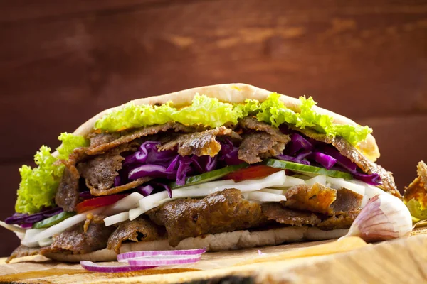 Kebab de carne em um pão — Fotografia de Stock