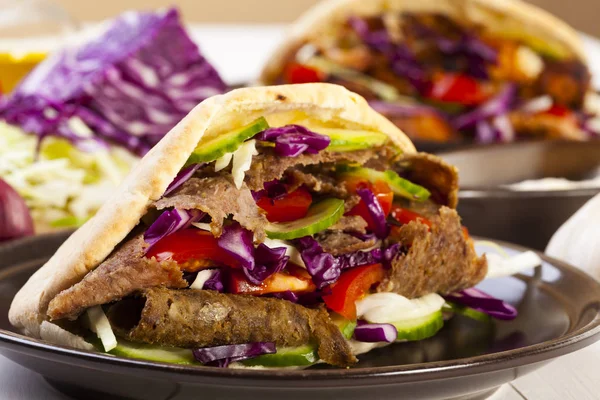 Kebab di manzo in un panino — Foto Stock