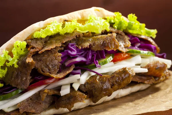 Kebab de carne em um pão — Fotografia de Stock