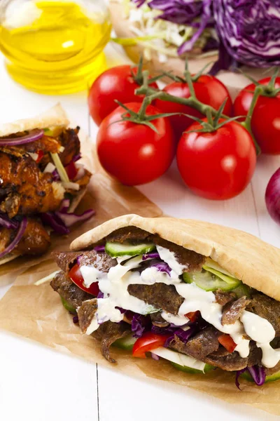 Kebab in een broodje met saus — Stockfoto