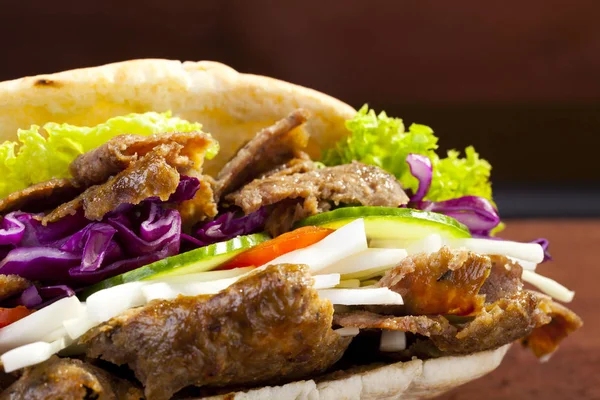 Carne de vită Kebab într-un chifle — Fotografie, imagine de stoc