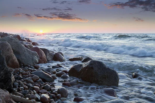 Çakıl plajı gün batımında 