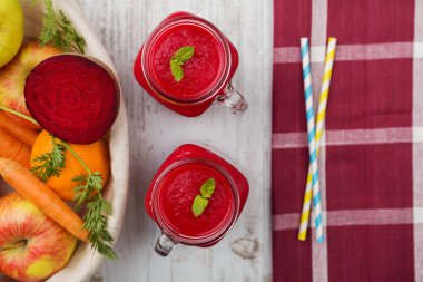 Sebze ve meyve kokteyli, bir kavanozda, taze pancarla servis edilir.,