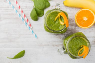 Sebze ve meyve kokteyli, taze narenciye ile birlikte bir kavanozda servis edilir.