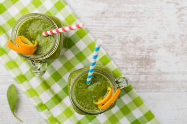 Sebze ve meyve kokteyli, taze narenciye ile birlikte bir kavanozda servis edilir.