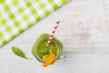 Sebze ve meyve kokteyli, taze narenciye ile birlikte bir kavanozda servis edilir.