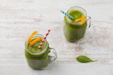 Sebze ve meyve kokteyli, taze narenciye ile birlikte bir kavanozda servis edilir.