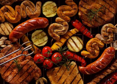 Izgaradaki ürünleri karıştır. Yukarıdan bak, arka taraf için mükemmel.