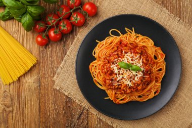 Siyah tabakta servis edilen lezzetli spagetti.