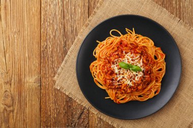 Siyah tabakta servis edilen lezzetli spagetti.