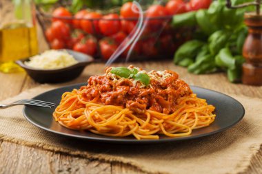 Siyah tabakta servis edilen lezzetli spagetti.