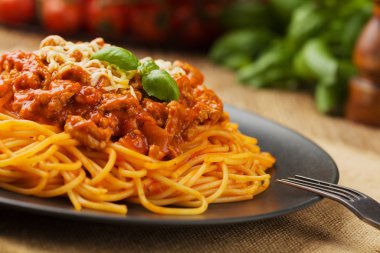 Siyah tabakta servis edilen lezzetli spagetti.