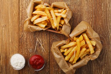 Karton kutuda Belçika usulü patates kızartması servis ediyorum. D olsun ya da olmasın.