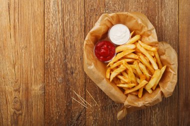 Belçika usulü patates kızartması sepette servis ediliyor.