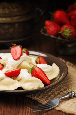 Taze çilekli lezzetli hamur tatlısı ve çırpılmış çırpılmış. 