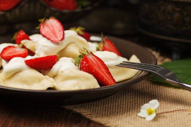 Taze çilekli lezzetli hamur tatlısı ve çırpılmış çırpılmış. 